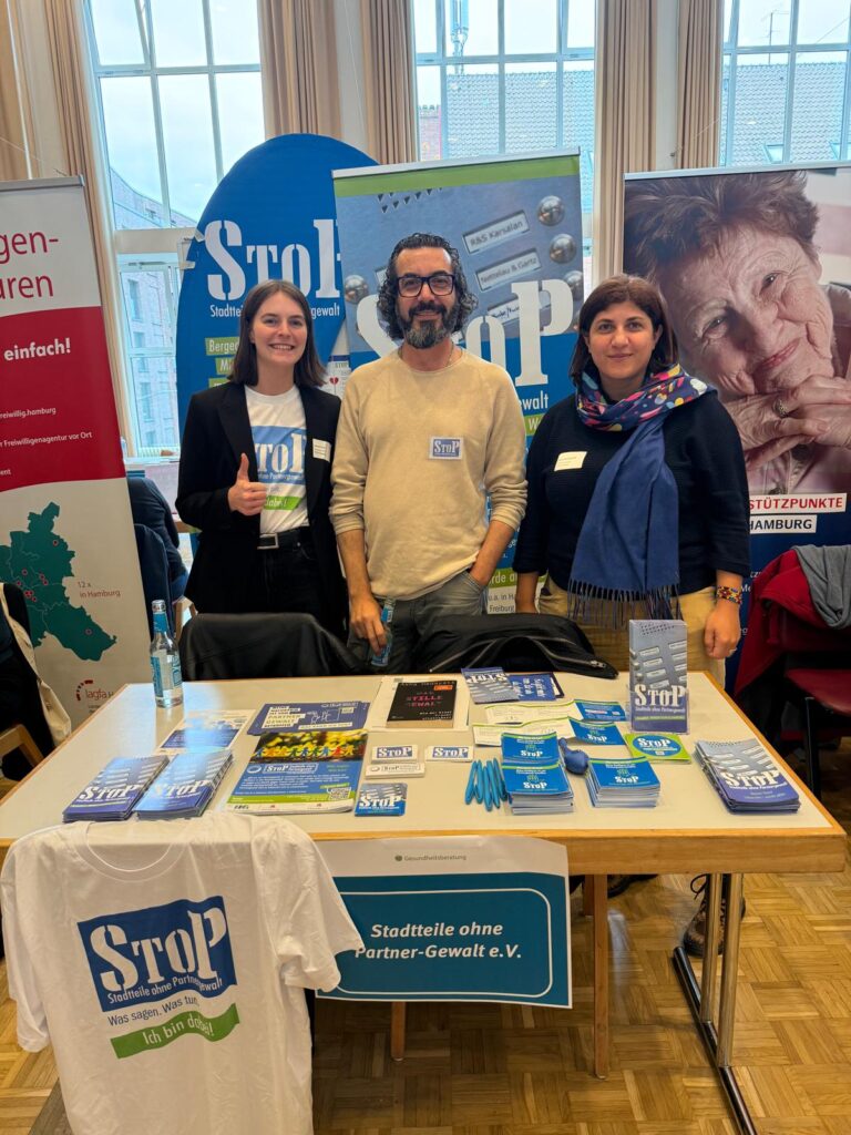 Am 8. Oktober durften wir gemeinsam mit StoP Horner Geest Teil des Gesundheitstags im Gemeindehaus der St. Michaelis Kirche sein – organisiert vom HAG e.V. Erwartet wurden rund 600–700 Besucher*innen, und tatsächlich war der Andrang beeindruckend groß! Unser Stand wurde von vielen Interessierten besucht, und wir sind dankbar für die zahlreichen Gespräche, die sich daraus ergeben haben. Besonders bewegt hat uns die Offenheit vieler Betroffener, die ihre persönlichen Erfahrungen mit uns geteilt haben. Dieses Vertrauen berührt uns zutiefst und bestärkt uns in unserer Arbeit. 💚💙 Ein herzliches Dankeschön geht an die Veranstalter*innen, die uns eingeladen und damit die Möglichkeit geschaffen haben, unser Projekt vorzustellen und in den direkten Austausch zu treten. Es war ein intensiver, bereichernder Tag voller Begegnungen, Gespräche und Impulse rund um Gesundheit, Prävention und Unterstützung. Wir freuen uns schon jetzt auf eine Wiederholung im nächsten Jahr! ☺️🌺