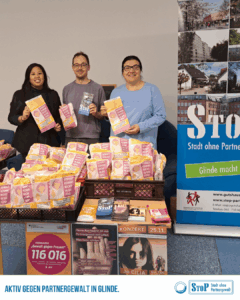 Die Gleichstellungsbeauftragte, der StoP-Koordinator und eine aktive Nachbarin vom StoP-Tisch verteilen Brötchen und Infoflyer in der Kita Wirbelwind