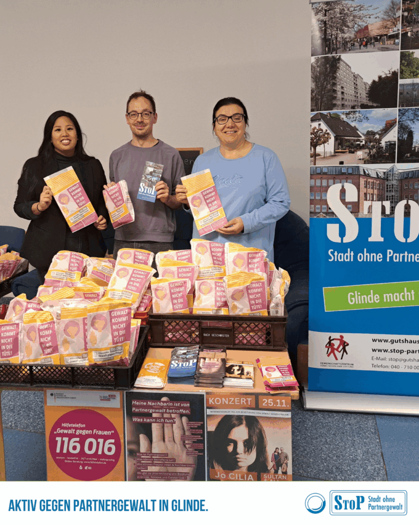 Die Gleichstellungsbeauftragte, der StoP-Koordinator und eine aktive Nachbarin vom StoP-Tisch verteilen Brötchen und Infoflyer in der Kita Wirbelwind