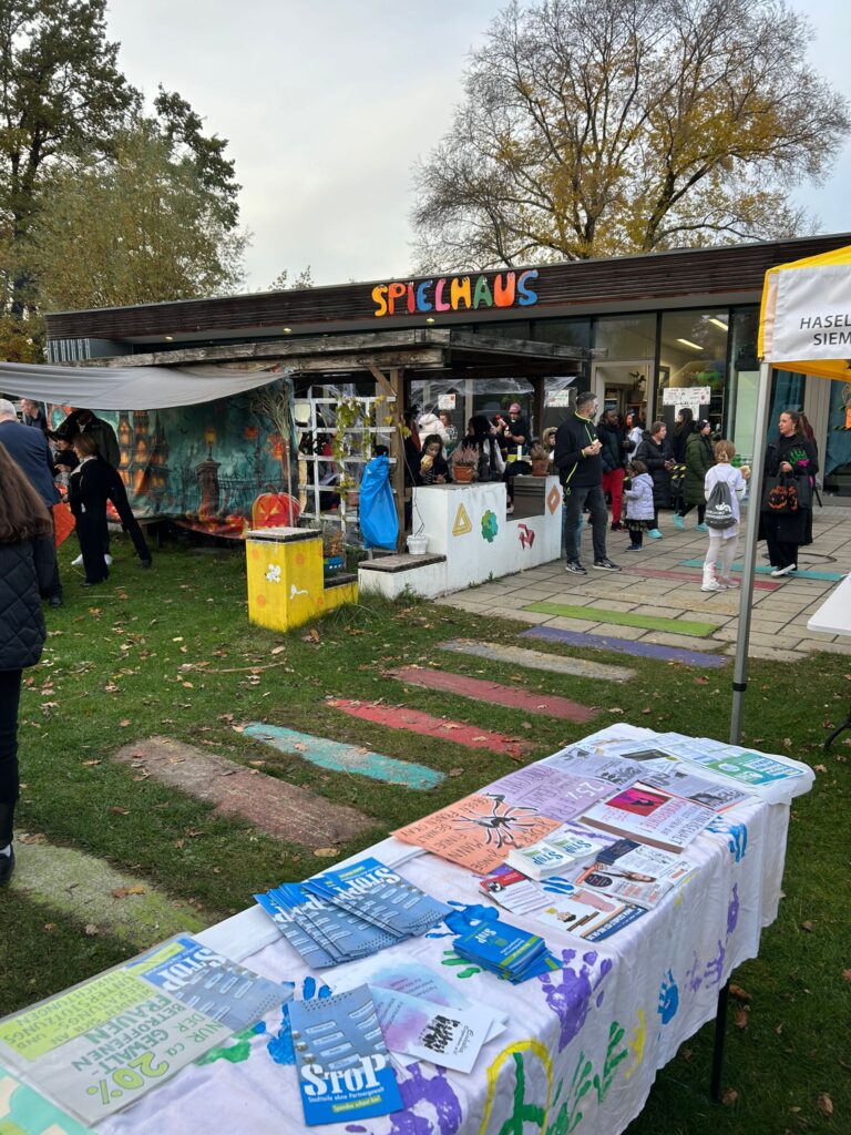 StoP-Infotisch beim Halloweenfest vom Spielhaus.
