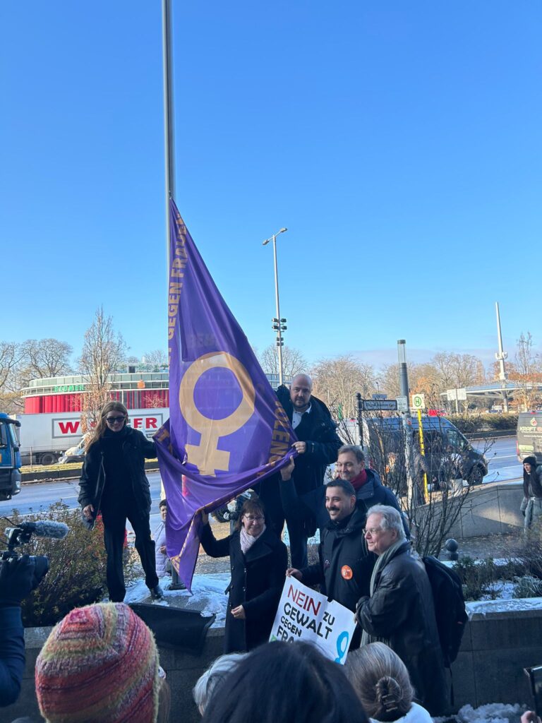 Hissung der Berliner Fahne gegen Gewalt an Frauen.