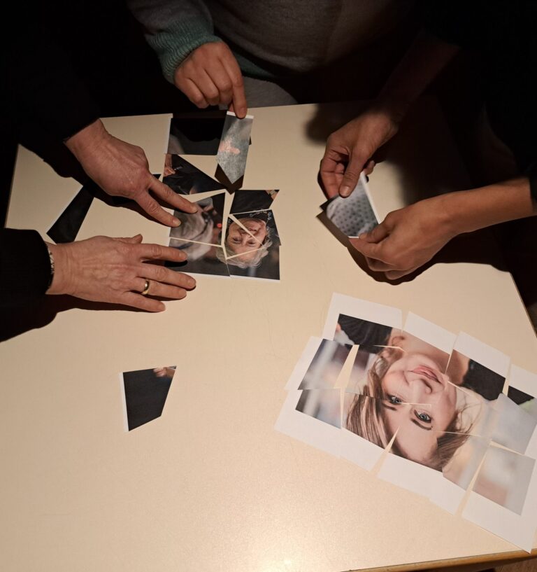 StoP-Aktive puzzlen gemeinsam Bilder von Feminist:innen