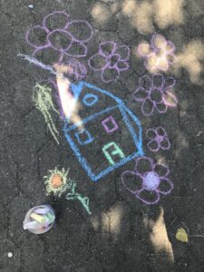 Wohnhaus mit Kreide auf Boden gemalt