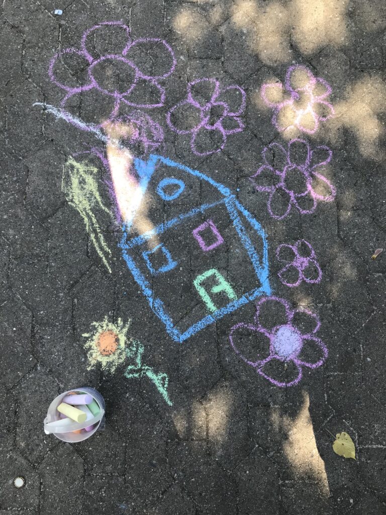 Wohnhaus mit Kreide auf Boden gemalt