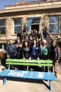 Gruppenfoto hinter einer StoP-Bank