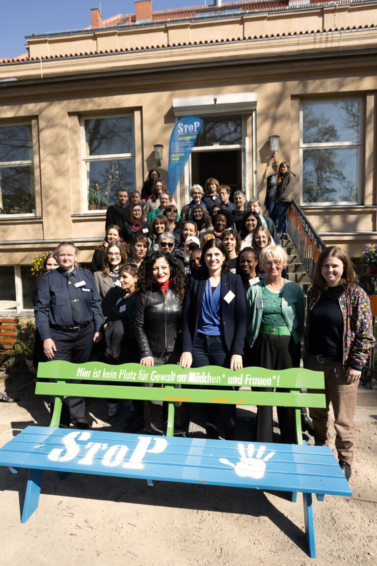 Gruppenfoto hinter einer StoP-Bank