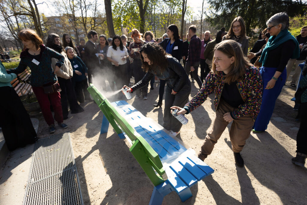 Eine StoP-Bank wird besprüht.