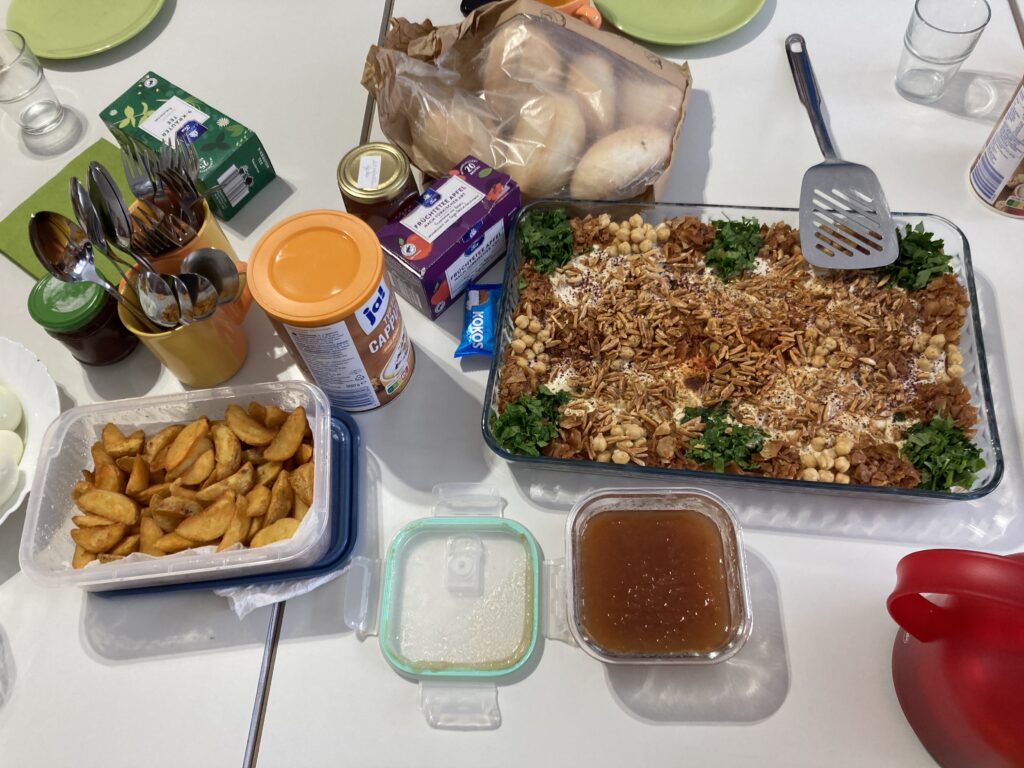 mitgebrachte Speisen: Hummus, Kartoffeln, selbstgemachte Marmelade