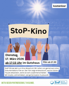 Bild von der Ankündigung des StoP-Kinos. Mehrere Hände Halten ein Banner "StoP-Kino" hoch im Hintergund Stühle aus einem Kino-Saal