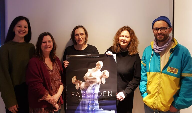 StoP wurde im Kino vorgestellt. Gruppe Vortragende Menschen mit Plakat vm Film