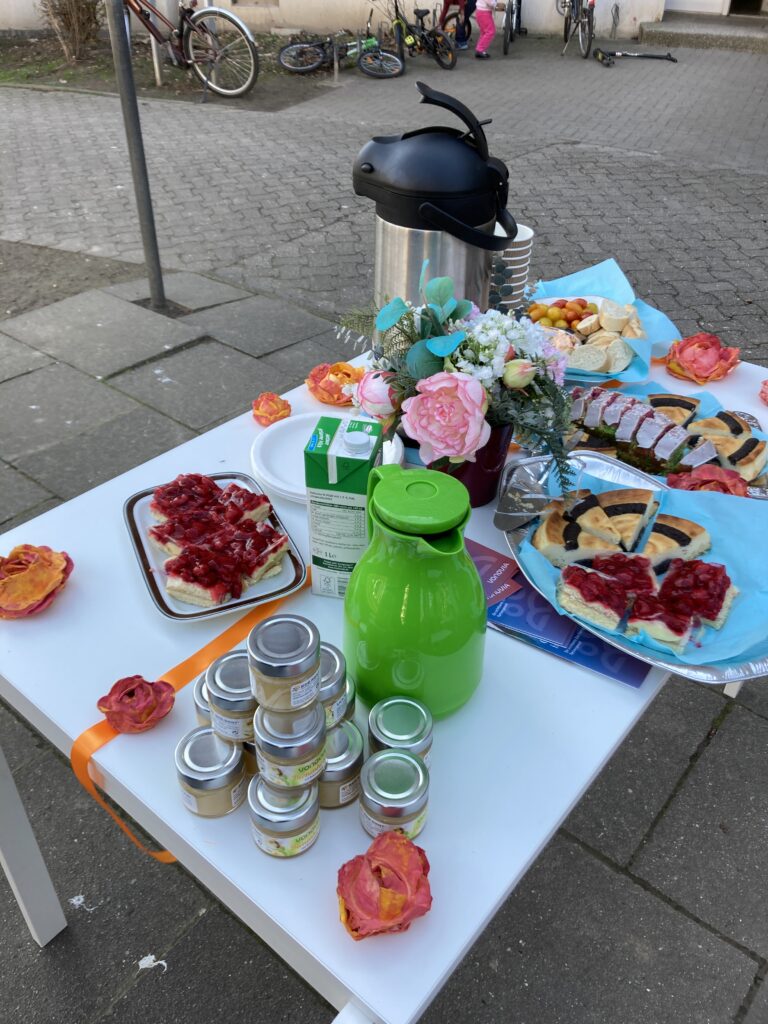 tisch mit Verpflegung