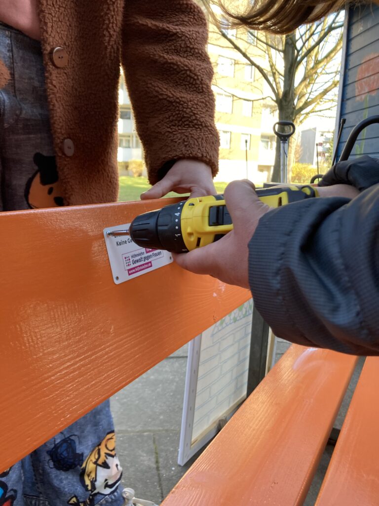 Hilfetelefonschild wird angebracht