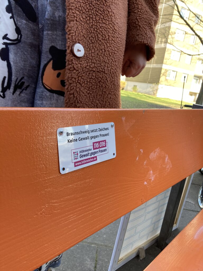 Hilfetelefonschild ist angebracht