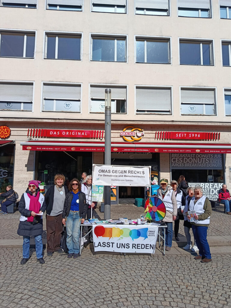 Infostand mit Omas gegen Rechts.