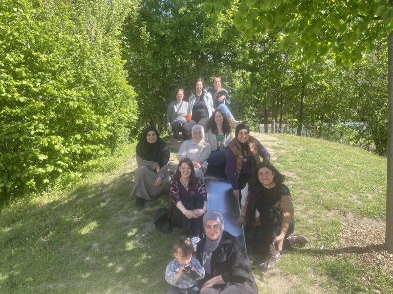 frauen brunchgruppe gruppenbild