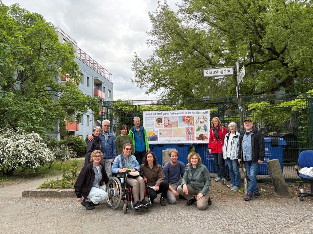 Gruppenfoto vor dem Banner