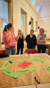 StoP Kreuzberg Aktivistinnen und Mitarbeiterinnen bei der Auswertung und Vorstellung der Ideensammlung vom get together