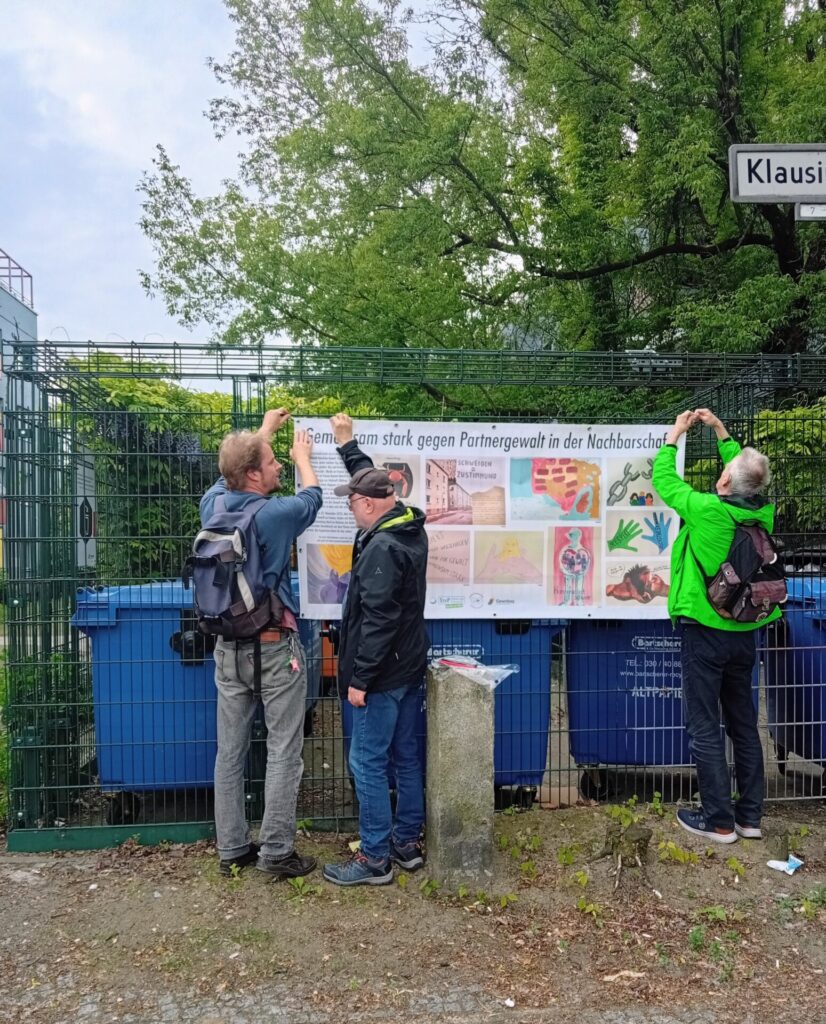 Das Banner wird aufgehängt