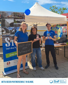 StoP Koordinator:innen und Aktive vor dem StoP Stand