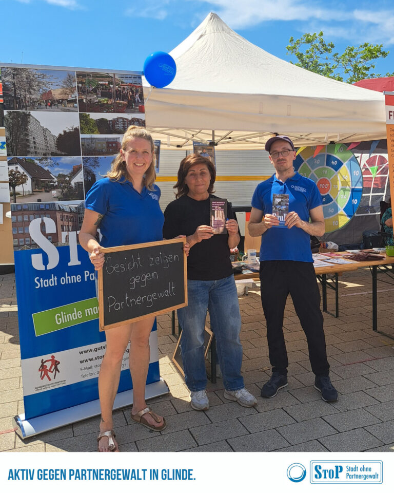 StoP Koordinator:innen und Aktive vor dem StoP Stand