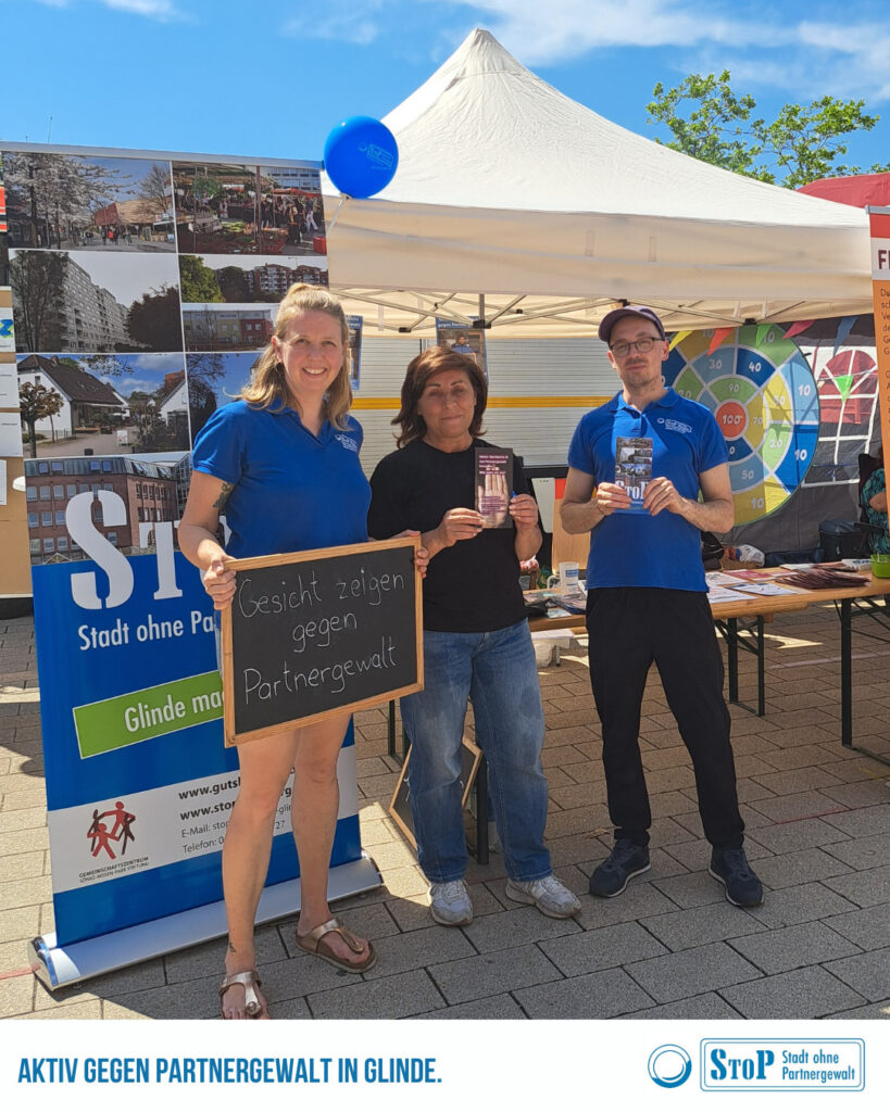 StoP Koordinator:innen und Aktive vor dem StoP Stand