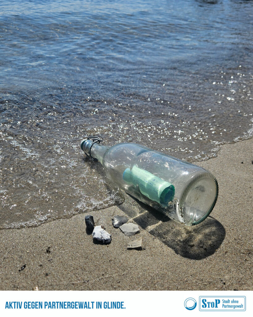 Flaschenpost mit Visionen für die Zukunft von StoP Glinde am Strand