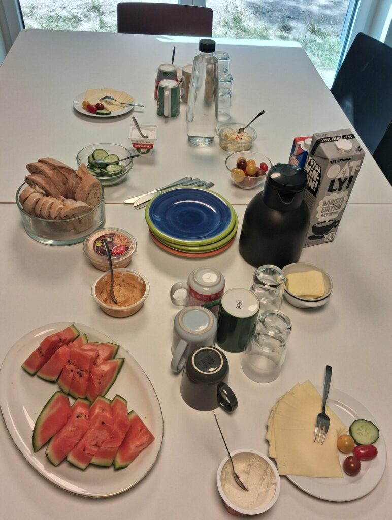 Ein Tisch mit Kaffee, Wasser und alles für ein kleines Frühstück.