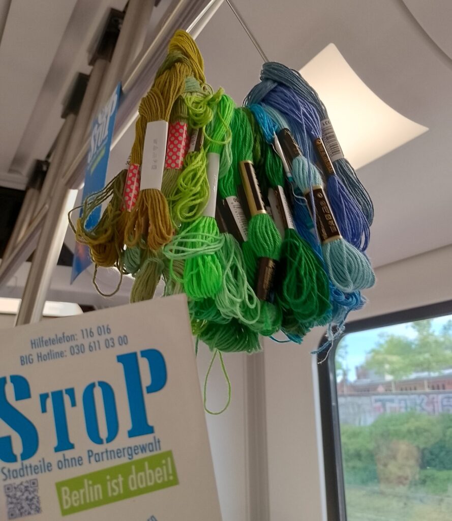 Grüne und Blaue Stickgarne und das StoP Berlin logo