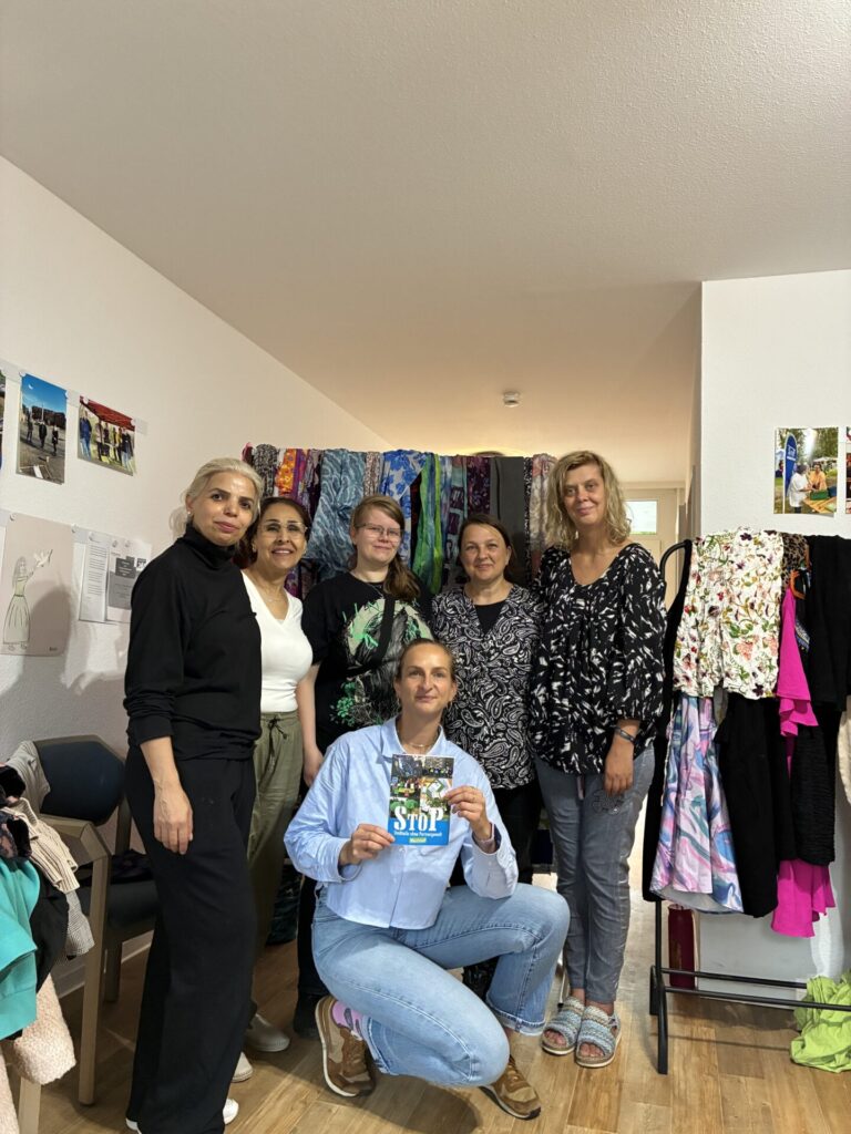 Gruppenfoto von StoP und dem Kinder- und Jugendzentrum Rotation beim Kleidertausch