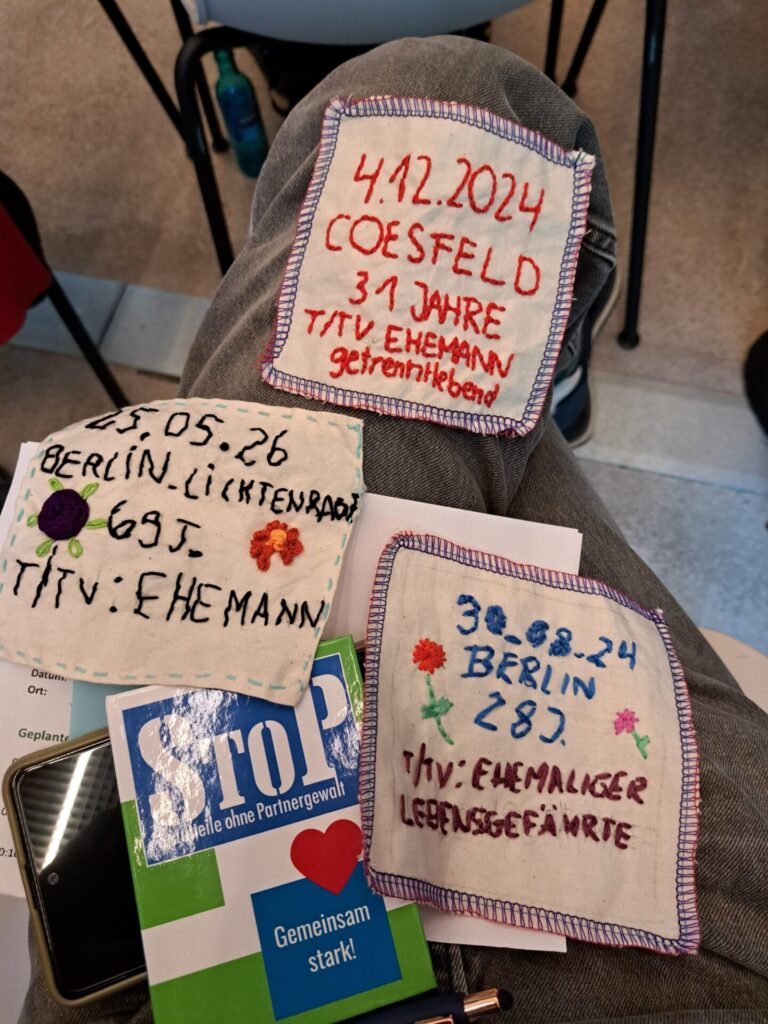 Stickereien in Erinnerung an Frauen die in Berlin durch Partnergewalt ermordet wurden.