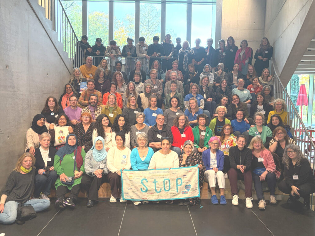 Gruppenfoto mit StoP Aktiven und Koordinator:innen aus Deutschland und Österreich.