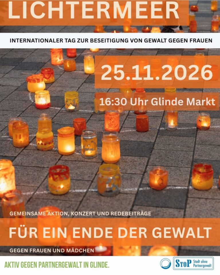 Ein Meer aus orangen Lichtern zum Tag gegen Gewalt an Frauen und Mädchen.